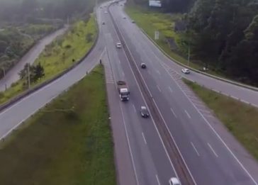 Imagem de um caminhão em uma rodovia