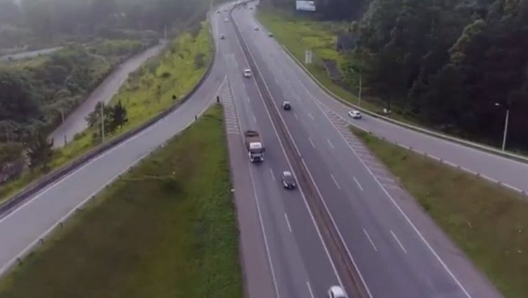 Imagem de um caminhão em uma rodovia