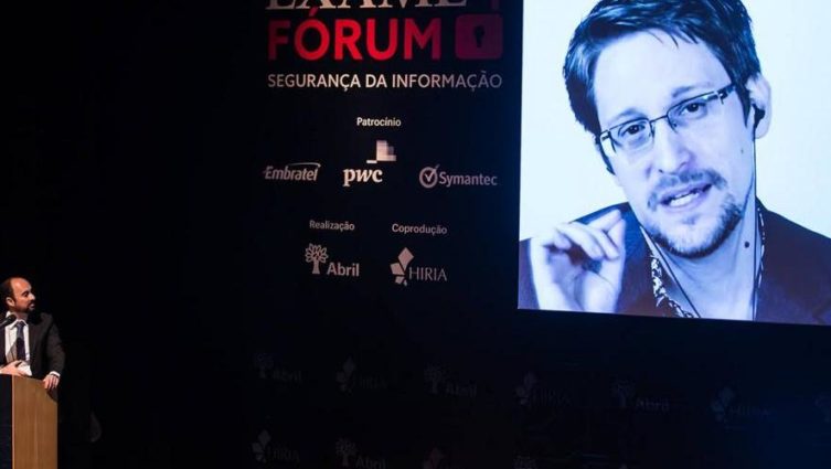 Imagem de Edward Snowden na abertura EXAME Fórum Segurança da Informação, em 2018