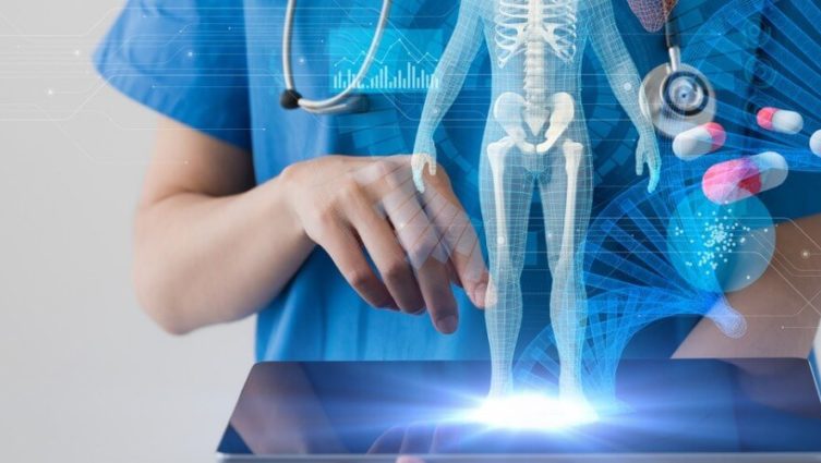 Imagem conceito de uma profissional de saúde utilizando um tablet com um holograma do corpo humano