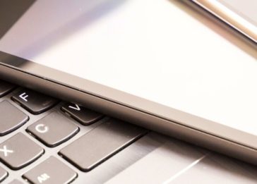 Imagem de um celular, tablet e laptop para ilustrar o conceito de compartilhamento de informações