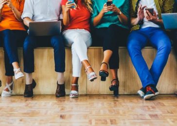 Várias pessoas sentadas mexendo em smartphones. No Brasil, número de dispositivos digitais deve chegar a 420 milhões em 2019