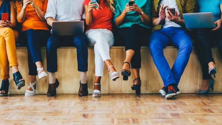 Várias pessoas sentadas mexendo em smartphones. No Brasil, número de dispositivos digitais deve chegar a 420 milhões em 2019