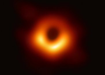 Imagem do buraco negra gerada por um algoritmo criado pela cientista Kaite Bouman