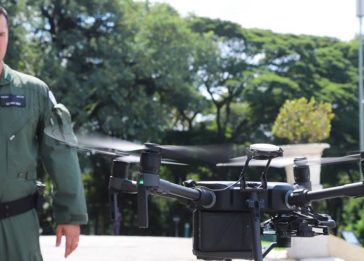 Policial de São Paulo com um drone. Equipamento será usado para segurança.