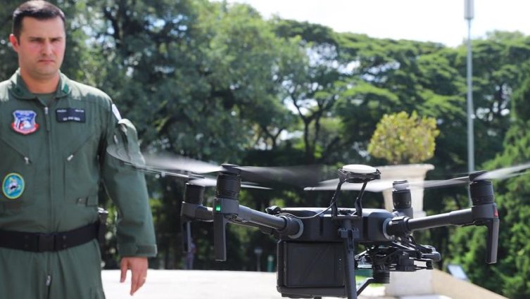 Policial de São Paulo com um drone. Equipamento será usado para segurança.
