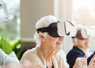 Idosos praticam atividades com um óculos de realidade virtual