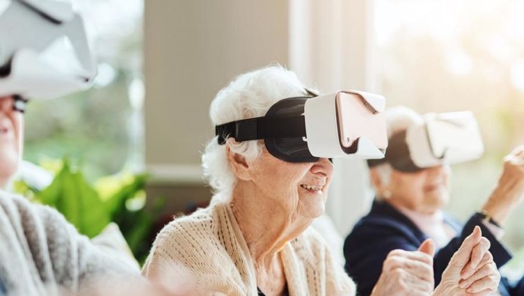 Idosos praticam atividades com um óculos de realidade virtual