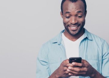 Homem negro segurando um smartphone - machine learning