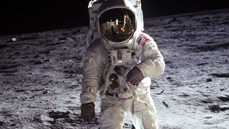 Astronauta Buzz Aldrin caminha na superfície da lua