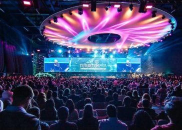 Imagem mostra a plateia e o palco principal da Futurecom 2019