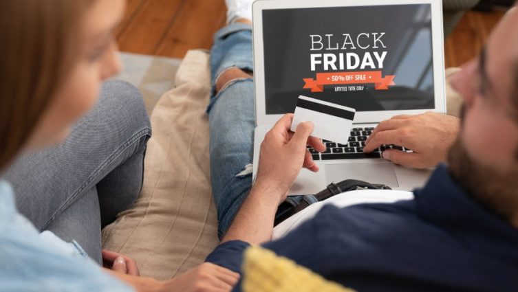 Imagem de um homem e uma mulher realizando uma compra on-line durante a Black Friday