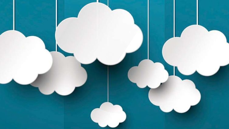Imagem conceito de multicloud, com várias nuvens, de diferentes tamanhos, penduradas por fios