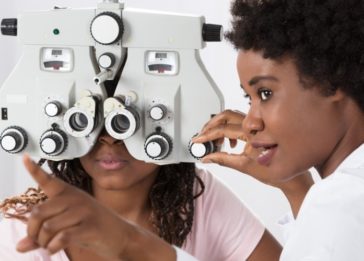 Mulher oftalmologista realiza teste oftalmológico em paciente